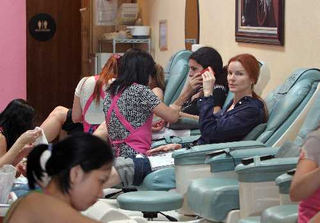 Illustration for article titled Charlie Sheen Gets Married • Lily Allen Gets Her Roots Done
